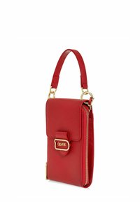 Czerwona skórzana torebka o teksturowanym wykończeniu, złotym okuciu, górnym uchwycie, z zamknięciem magnetycznym i kieszenią zapinaną na zamek z boku.