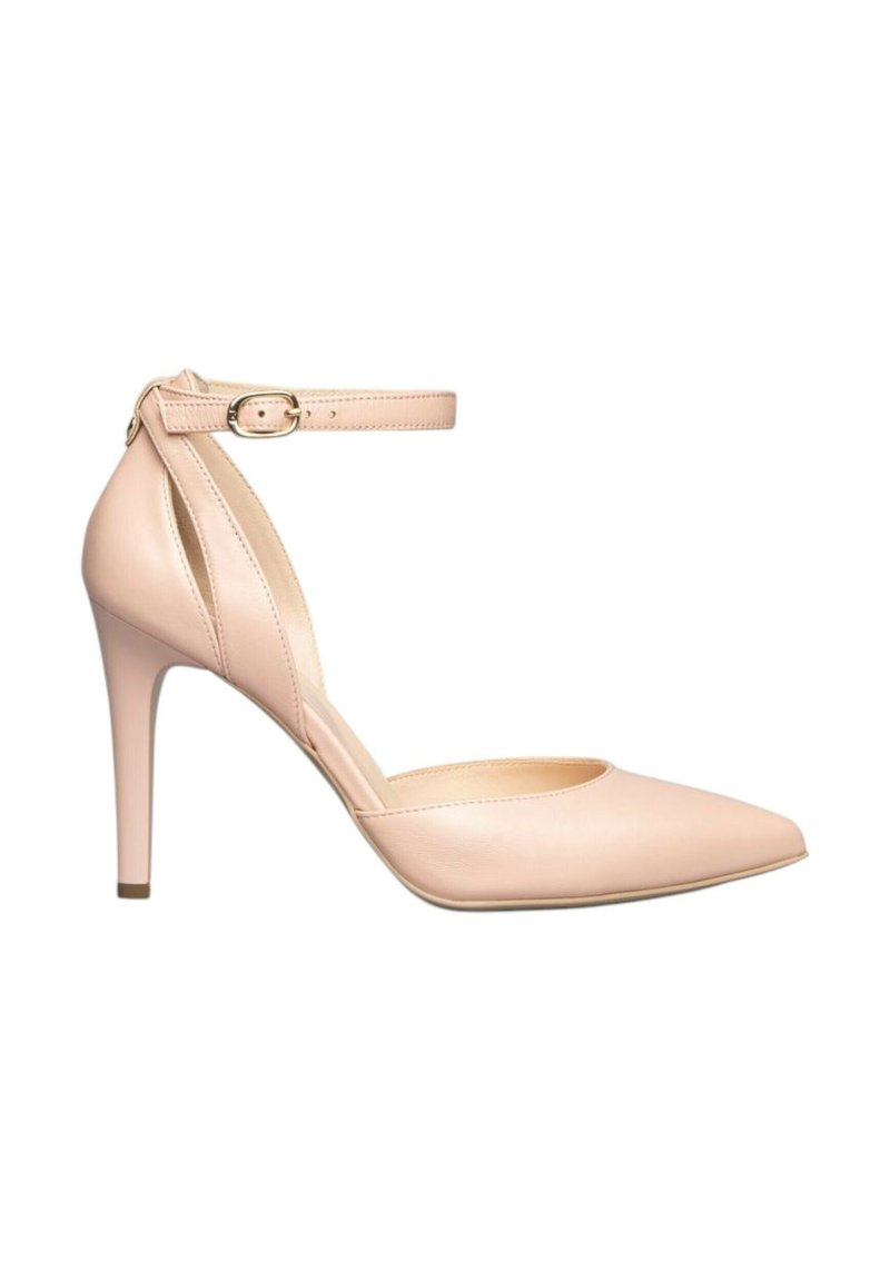 Pumper in pelle nuda con tacco alto, punta affusolata e cinturino alla caviglia. Presenta un design con ritagli e una finitura liscia e elegante.