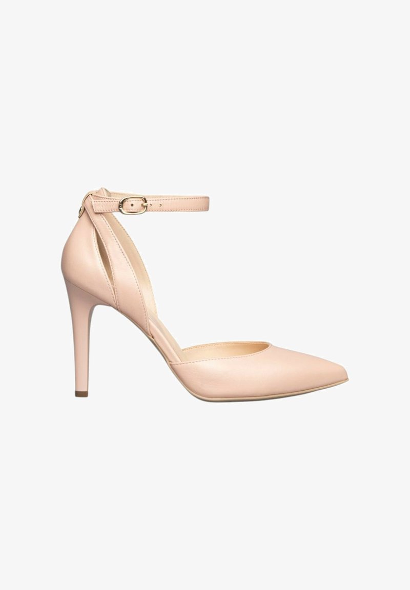 Pumper in pelle nuda con tacco alto, punta affusolata e cinturino alla caviglia. Presenta un design con ritagli e una finitura liscia e elegante.