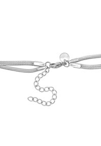 Collana in metallo argentato con un design a catena flessibile, dotata di un moschettone e di una catena di estensione regolabile per una vestibilità personalizzata.