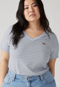 Levi's® Plus PERFECT VNECK TEE - Tricou cu imprimeu - kentucky blue