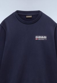 Marineblauwe sweatshirt met ronde halslijn, rib gebreide manchetten en een klein logo met tekst en een vlag, gemaakt van zachte katoen.