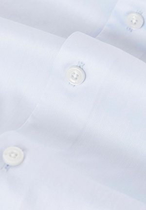 Hvid skjorte stof med en glat tekstur, der har små, runde hvide knapper og et subtilt stribet mønster.