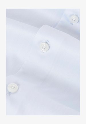 Biela košeľová látka s hladkým povrchom, obsahujúca malé, guľaté biele gombíky a jemný prúžkový vzor.