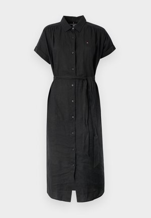 Μαύρο πουκάμισο φόρεμα από λινό, με κοντά μανίκια, ζώνη που δένει στη μέση και διακριτική λεπτομέρεια λογότυπου στο στήθος.