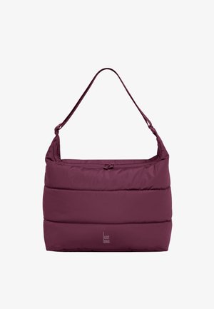 Weinrote gepolsterte Schultertasche mit horizontalem Steppmuster, verstellbarem Riemen, Reißverschluss und "GOT BAG."-Logo auf der vorderen Mitte.