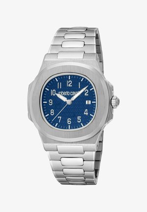 Sølvfarvet armbåndsur i metal med blå tekstureret urskive, hvide tal, datovisning ved kl. 3 og sølvfarvede time-, minut- og sekundviser.