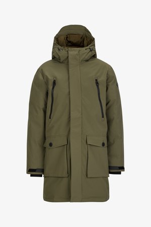 Olijfgroene parka met capuchon, met twee ritsborstzakken en twee grote voorkanthaken. Textuurstof en details in zwart metaal.