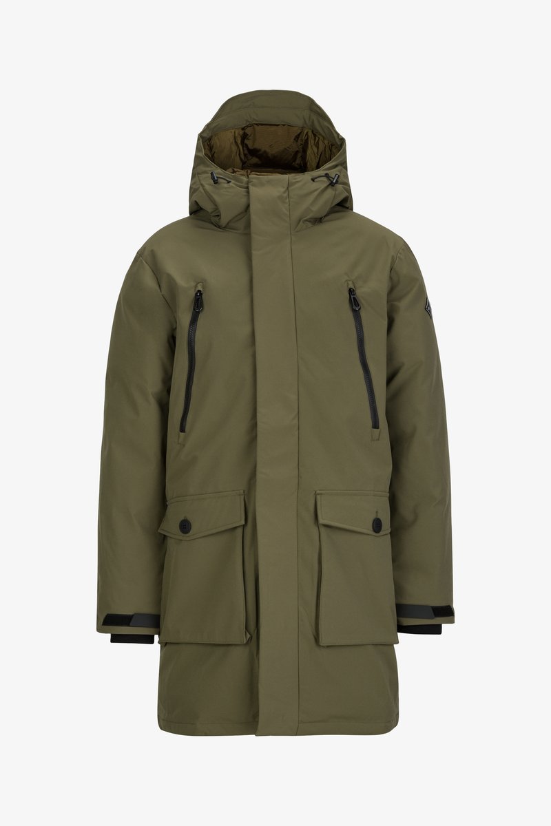 Olijfgroene parka met capuchon, met twee ritsborstzakken en twee grote voorkanthaken. Textuurstof en details in zwart metaal.