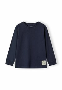 Maglietta a maniche lunghe blu navy con collo a girocollo, polsini a coste e una piccola etichetta rettangolare vicino all'orlo sul lato sinistro.