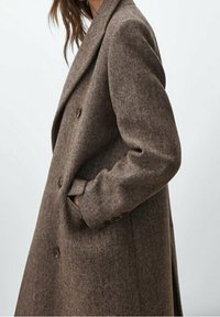 Brun uldblandings dobbeltbrystet frakke med slå-krave, sidelommer og knapdetaljer, der har en tekstureret finish og løs pasform.