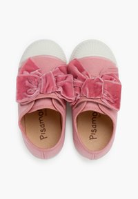 Scarpe in velluto rosa con un grande fiocco sul davanti, suole in gomma bianca e fodera in cotone. Presentano una soletta con marchio.