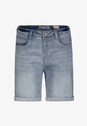 Helle blaue Jeansshorts mit aufgerollten Säumen, Fünf-Pocket-Design und Knopfverschluss. Merkmale sind dezente Verwaschungen und Steppdetails.
