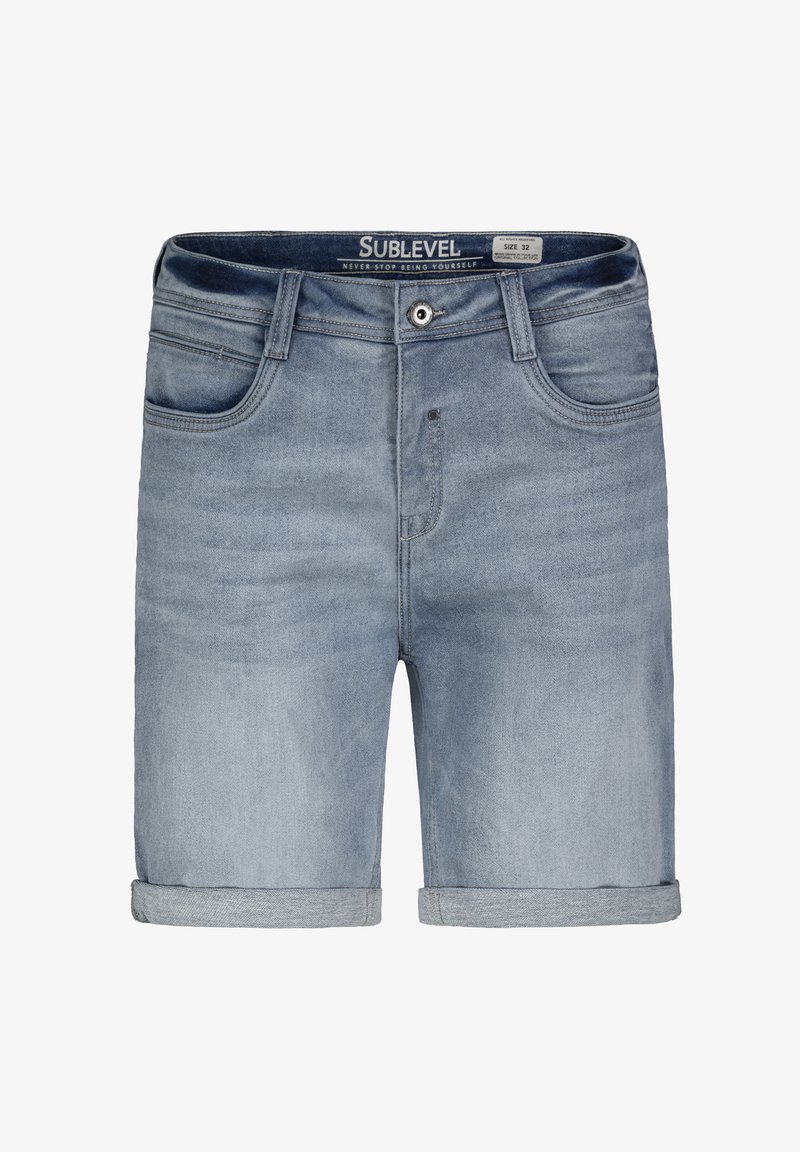 Helle blaue Jeansshorts mit aufgerollten Säumen, Fünf-Pocket-Design und Knopfverschluss. Merkmale sind dezente Verwaschungen und Steppdetails.