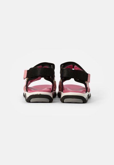 Sandálias pretas e rosa com tiras ajustáveis, uma palmilha rosa almofadada e uma sola de borracha texturizada. Apresentam um design desportivo.