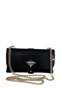 Zwarte leren clutch met een gestructureerde afwerking, gouden bijhardware detail en een kettingriem. Italiaanse vlagaccent eraan bevestigd.