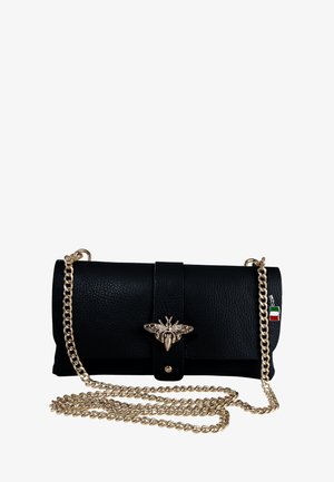 Zwarte leren clutch met een gestructureerde afwerking, gouden bijhardware detail en een kettingriem. Italiaanse vlagaccent eraan bevestigd.