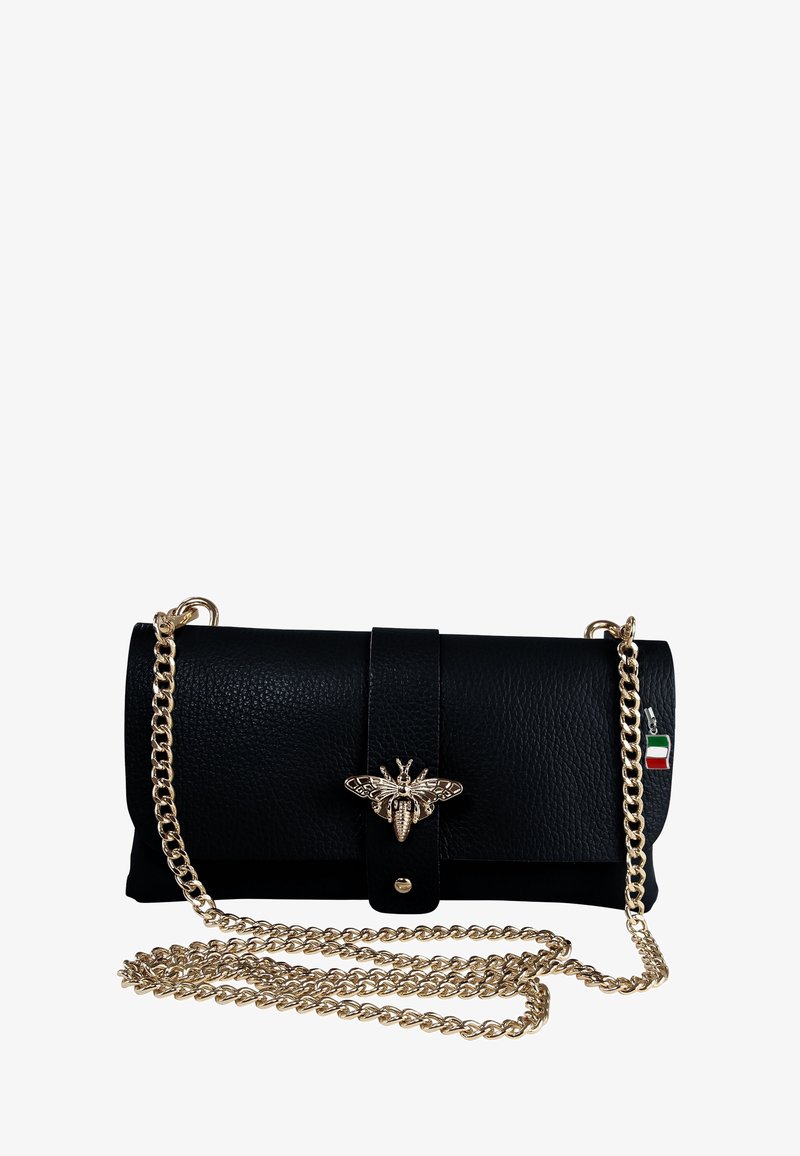 Schwarze Leder-Clutch mit strukturiertem Finish, goldenen Bienenhardware-Details und einer Kettenriemen. Italienische Flaggenakzent angebracht.