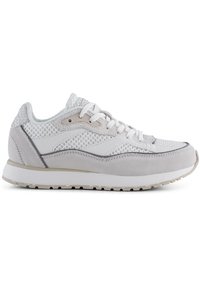 Vit sneaker i mesh och mocka, med rund tå, snörning och en strukturerad häl. Ljust grå detaljer på sidorna.