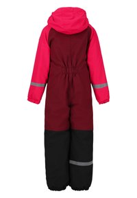 Salopette imperméable rose et bordeaux avec une capuche, taille élastique et bandes réfléchissantes sur les manches, associée à des jambes noires.