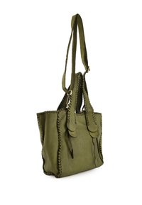 Olijfgroene leren tote bag met decoratieve stiksels, twee handvatten en een open ontwerp. Zachte textuur met subtiele accenten.