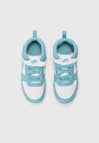 Baskets Nike avec un empiècement en cuir blanc à l'avant, une tige synthétique bleu clair, un col rembourré, des lacets et un logo sur la languette et sur le côté.