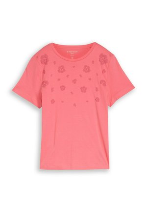 Koralowo-różowa koszulka z krótkim rękawem z delikatnymi kwiatowymi wzorami na piersi i okrągłym dekoltem.