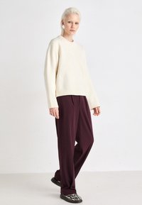 Gina Tricot CREW NECK - Stickad tröja - gardenia