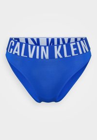 Blauwe damesbikini met een gladde textuur, voorzien van een brede elastische tailleband met "CALVIN KLEIN" in witte letters.