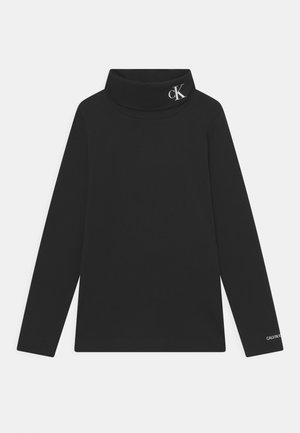 Czarna, długorękawowa koszulka z golfem, z logo „cK” na kołnierzu oraz napisem „Calvin Klein” na lewym mankiecie.