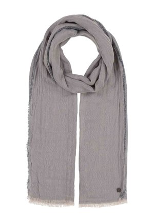 Weicher hellgrauer rechteckiger Schal, gefaltet mit fransigen Kanten und einem kleinen runden Metalllogo in einer Ecke.