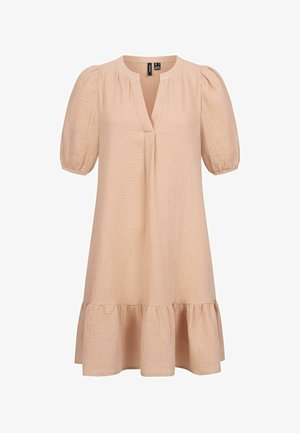 Rövid ujjú, világos rózsaszín ruha V-kivágással, texturált anyagból, fodros szegéllyel. A puffos, gyűrt ujjak extra térfogatot adnak.
