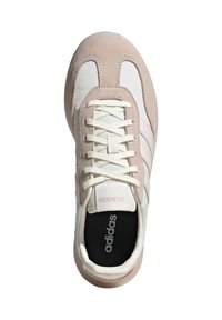 Ljust rosa och vita sneakers med material av mocka och mesh, med en rund form, snörningsdesign och tre ränder på sidorna.