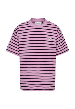 Randig t-shirt i ljusrosa med svarta horisontella ränder. Har rund hals och en liten logotyp på bröstet. Tyget verkar mjukt.