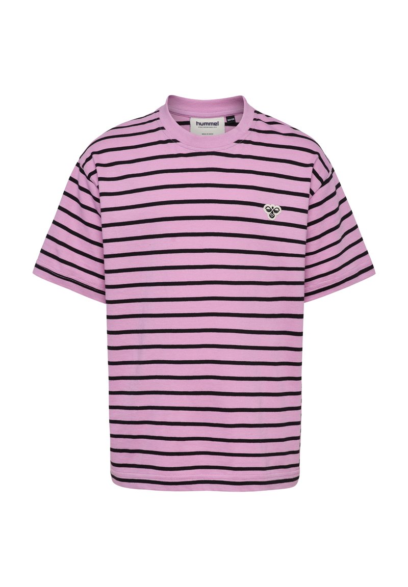 Randig t-shirt i ljusrosa med svarta horisontella ränder. Har rund hals och en liten logotyp på bröstet. Tyget verkar mjukt.
