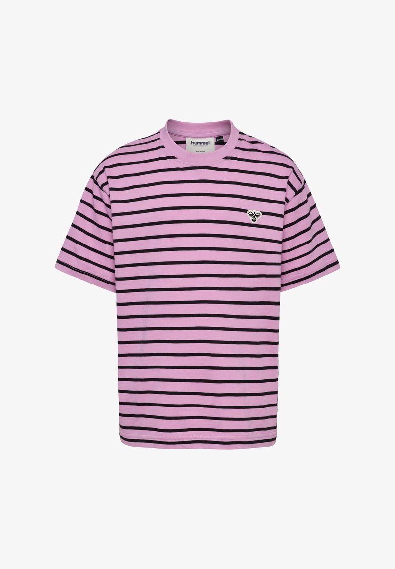 Gestreiftes T-Shirt in hellrosa mit schwarzen horizontalen Streifen. Hat einen Rundhalsausschnitt und ein kleines Logo auf der Brust. Der Stoff wirkt weich.