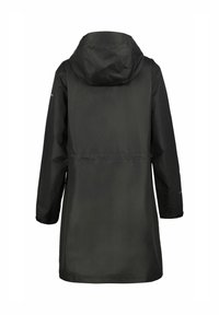 Chaqueta impermeable negra con capucha, diseñada con mangas largas, cordón ajustable en la cintura y textura lisa. Sin herrajes ni patrones visibles.