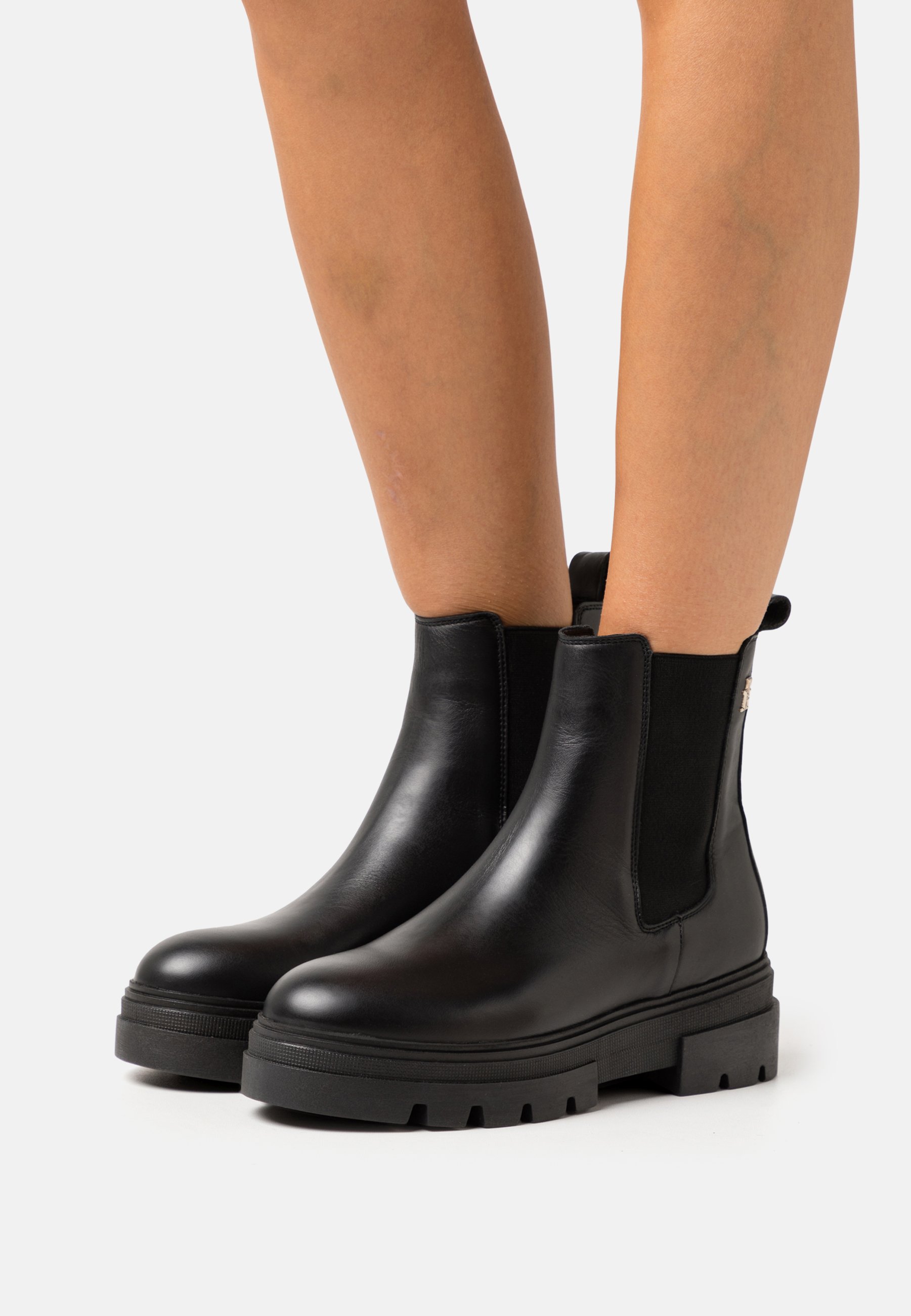 Punktlighed Peer Belønning Tommy Hilfiger MONOCHROMATIC CHELSEA BOOT - Platform ankle boots - black -  Zalando.de