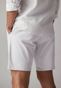 Next STRAIGHT FIT STRETCH CHINO - Kratke hlače - off white