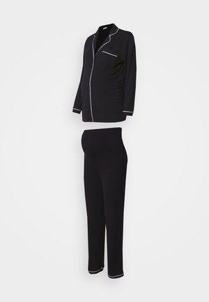 Zwart zwangerschaps pyjama set met een langemouwige knoopshirt met witte piping en bijpassende broek met elastische tailleband. Zachte stoftextuur.