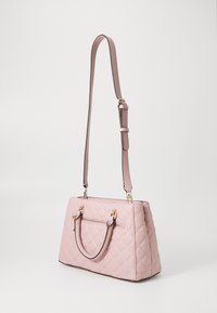 Borsa a tracolla rosa trapuntata con doppio manico e tracolla regolabile. Presenta una tasca con zip sul davanti e accessori in tono dorato.