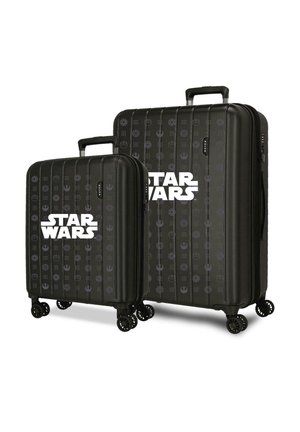 Dos maletas rígidas negras con ruedas giratorias que presentan logotipos y símbolos de Star Wars en patrones verticales en sus superficies.