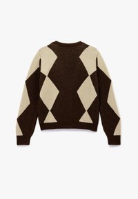 Braun und cremefarbener Pullover aus Strick mit Argyle-Muster, rundem Ausschnitt und gerippten Bündchen. Weicher Stoff, bequemer Schnitt und geometrisches Design.