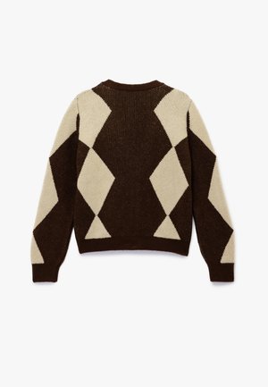 Suéter de punto con un patrón de rombos en marrón y crema, con un escote redondo y puños acanalados. Textura suave, corte relajado y diseño geométrico.
