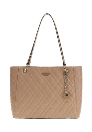 Sac à main matelassé beige avec deux bretelles, orné d'un accent en chaîne et d'un logo sur le devant. Texture lisse et forme rectangulaire.