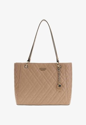 Sac à main matelassé beige avec deux bretelles, orné d'un accent en chaîne et d'un logo sur le devant. Texture lisse et forme rectangulaire.