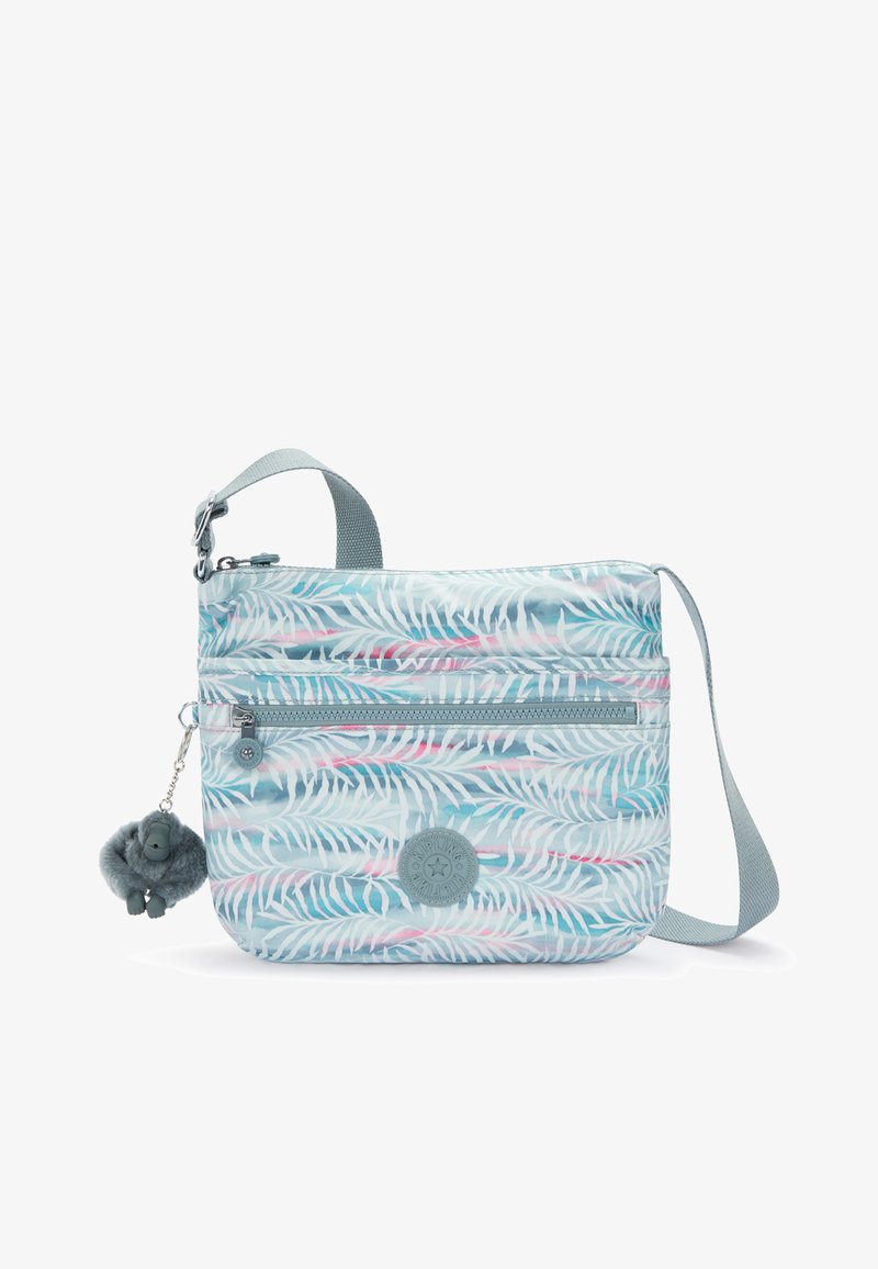 Borsa a tracolla blu chiaro con motivo foglia di palma, tasca frontale con zip, tracolla grigia e un portachiavi peloso come accento. Materiale resistente e liscio.