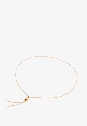 Gouden metalen ketting met een eenvoudig slangenkettingontwerp en een rechthoekige sluiting, met een gladde textuur en zonder zichtbare versieringen.