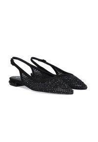 Zapatos de tacón bajo tipo slingback en negro, con punta afilada, parte superior de malla decorada con pequeños remaches negros y tira ajustable en el tobillo para un mejor ajuste.