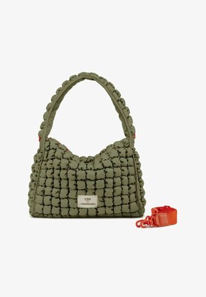 Bolso acolchado verde con un diseño texturizado y esponjoso, y una correa naranja ajustable. Presenta una placa de logo plateada y un asa redondeada.